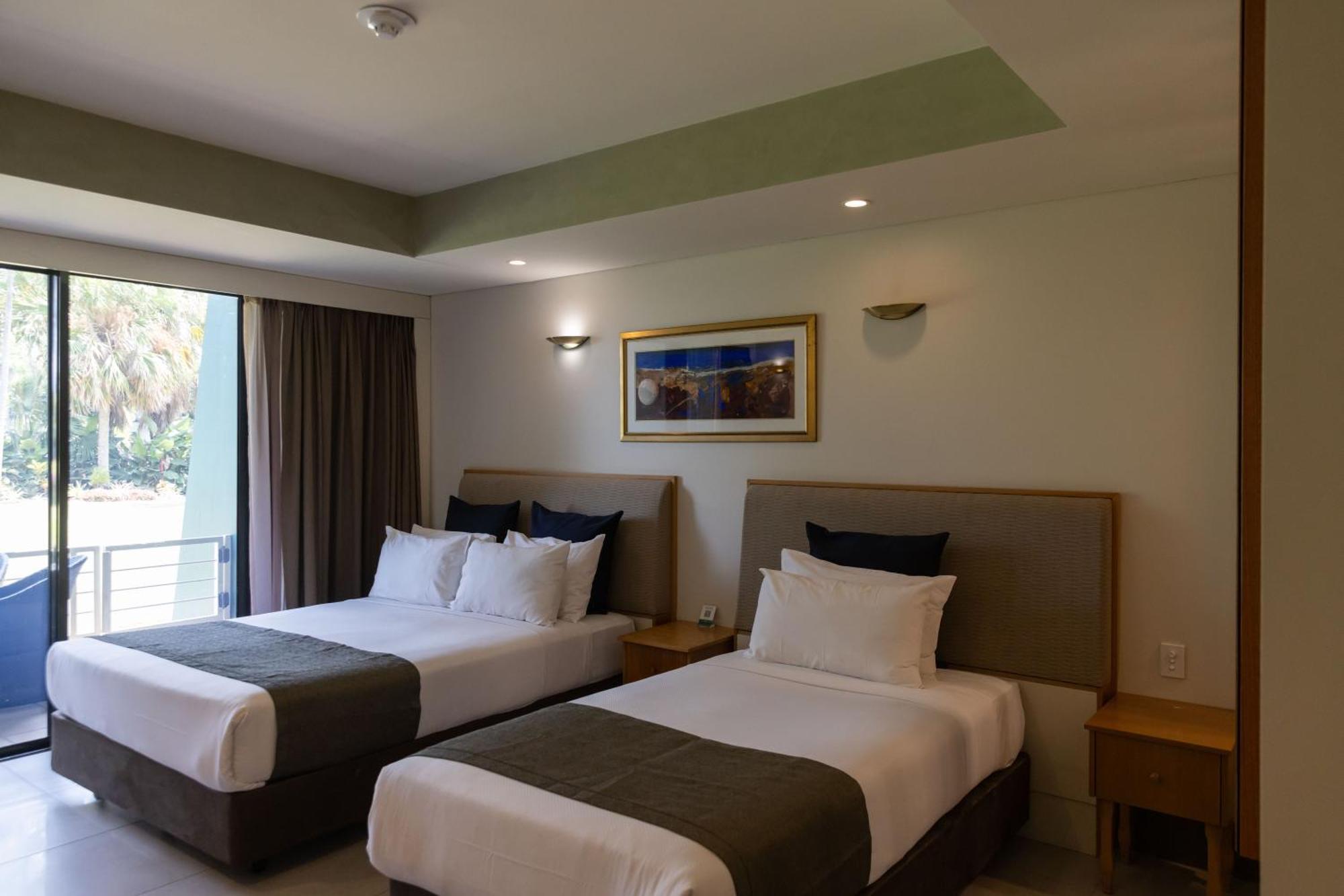 Mindil Beach Casino Resort Дарвин Экстерьер фото Deluxe room at the resort