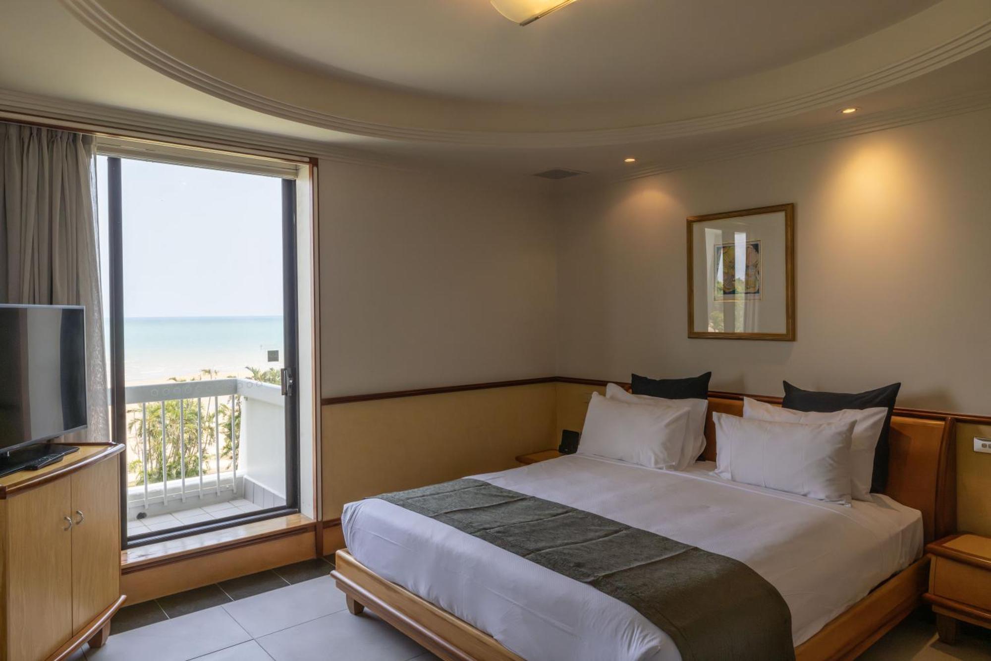 Mindil Beach Casino Resort Дарвин Экстерьер фото A bedroom at the hotel
