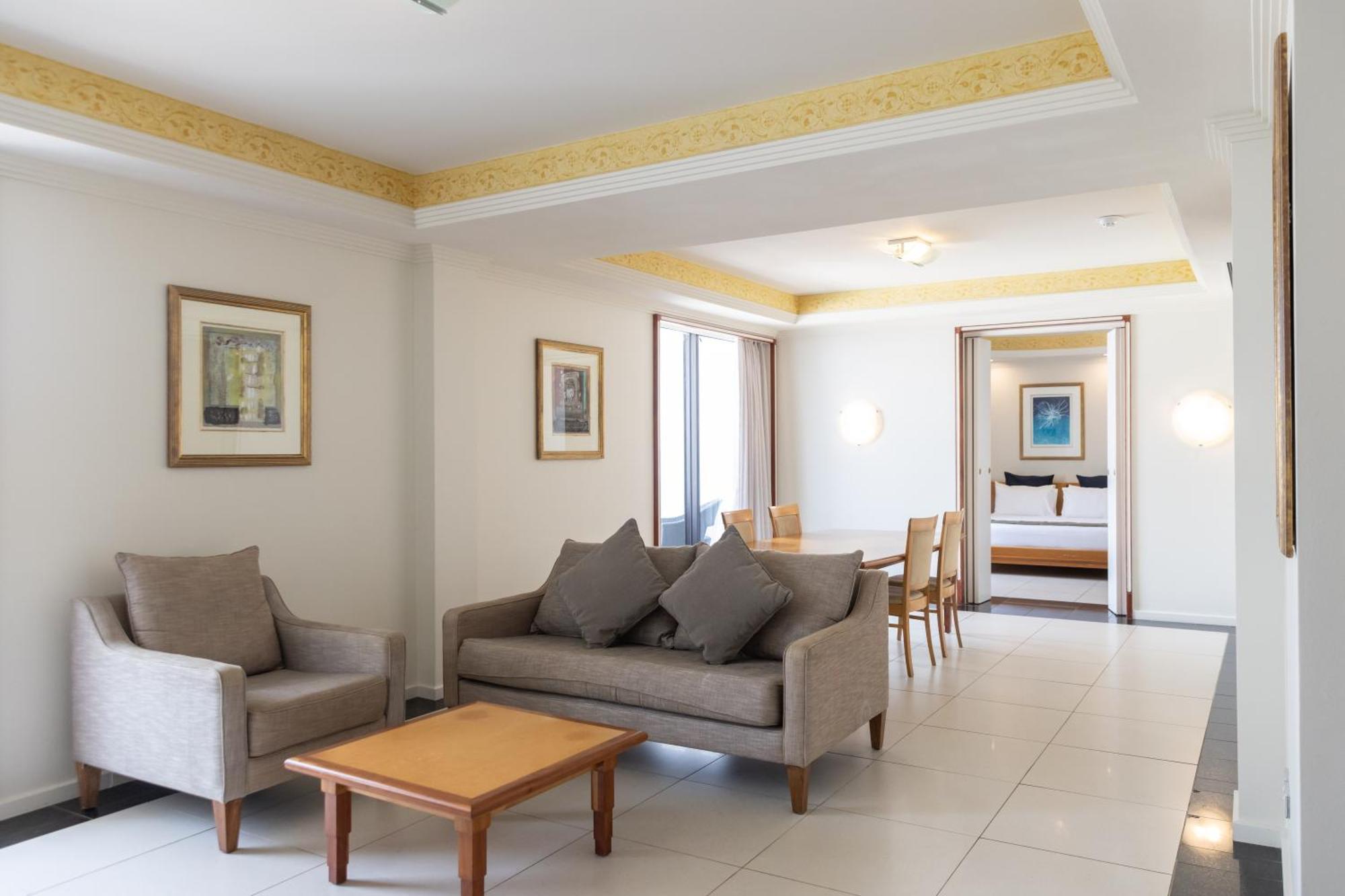 Mindil Beach Casino Resort Дарвин Экстерьер фото A suite at the hotel