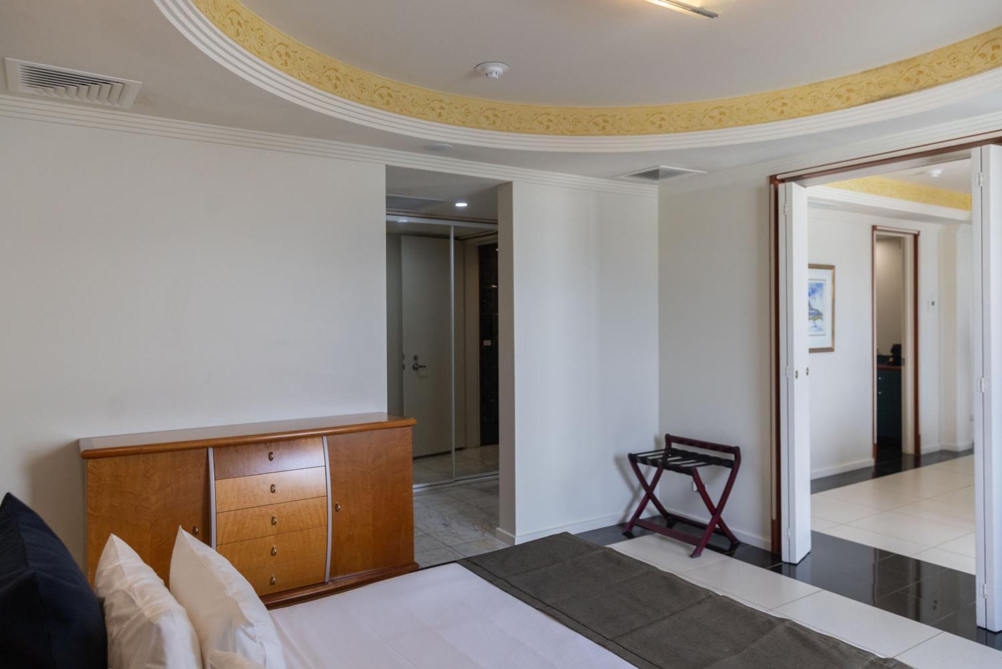 Mindil Beach Casino Resort Дарвин Экстерьер фото A room at the hotel