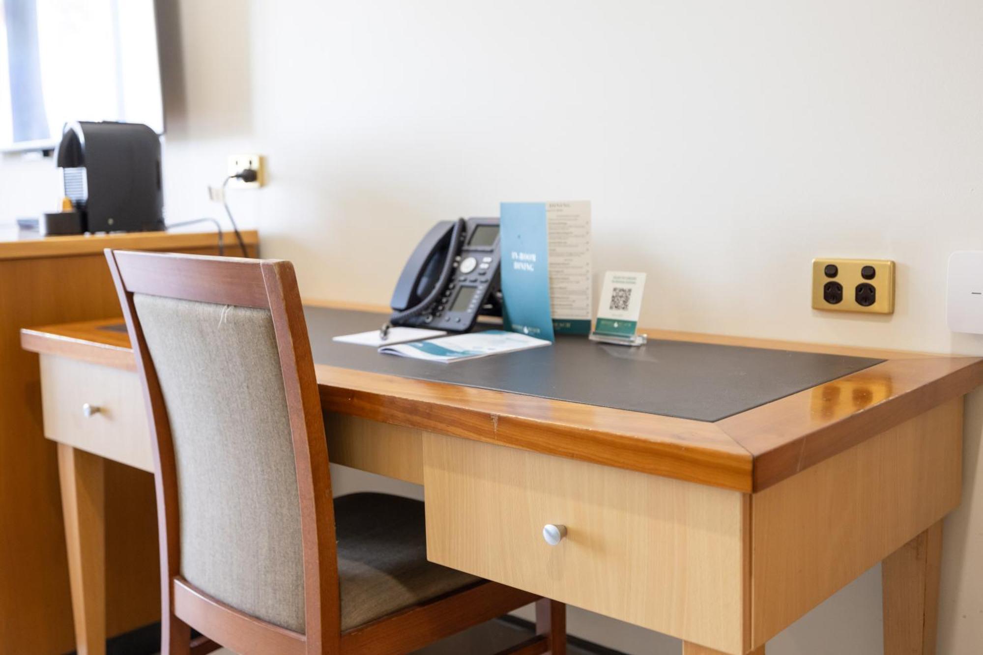 Mindil Beach Casino Resort Дарвин Экстерьер фото A desk with a telephone