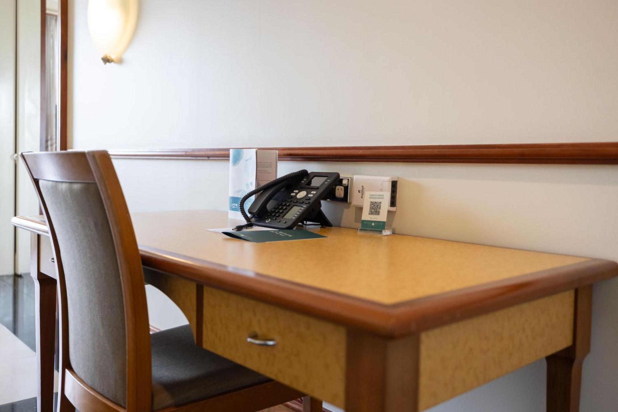 Mindil Beach Casino Resort Дарвин Экстерьер фото A desk with a telephone