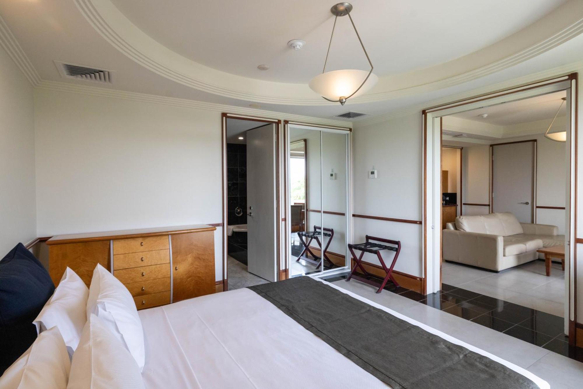 Mindil Beach Casino Resort Дарвин Экстерьер фото A suite at the hotel