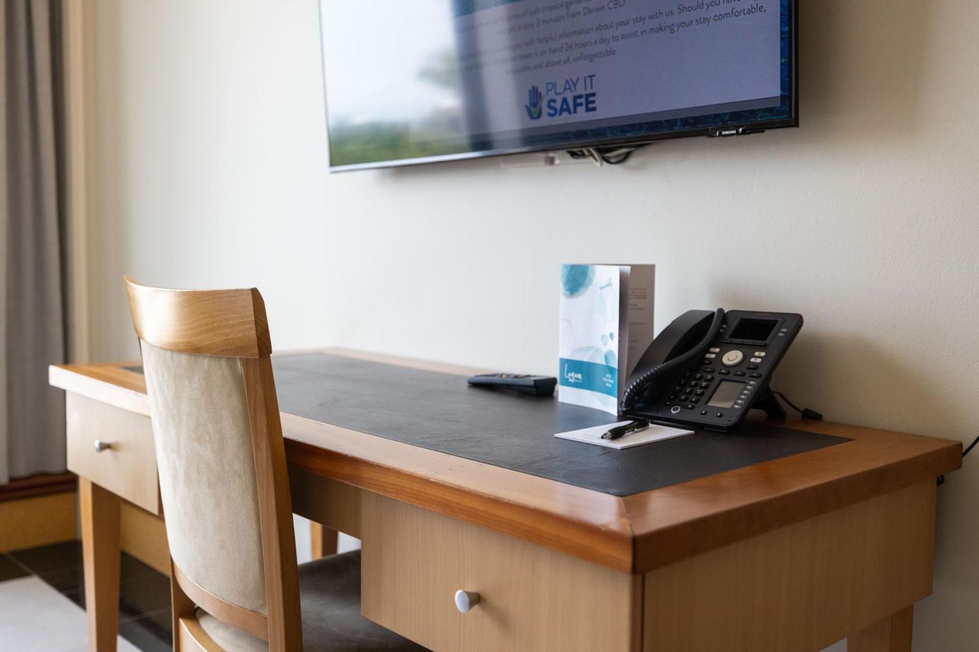 Mindil Beach Casino Resort Дарвин Экстерьер фото A hotel room with a TV and telephone